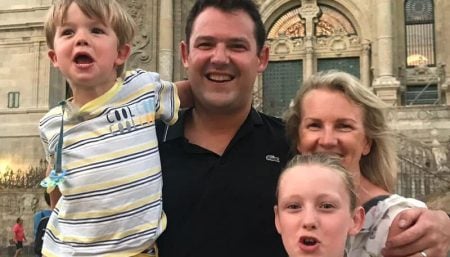 family_walking_on_the_camino_frances-min-2