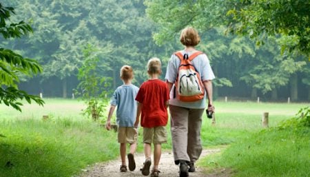 a807d25e-camino-frances-family-walking
