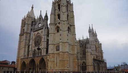 c6072d72-leon-cathedral-sights-in-spain-camino-de-santiago