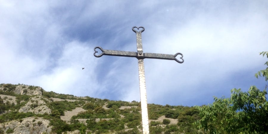 cross-statue-on-the-arles-camino-in-france-caminoways