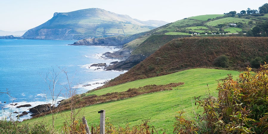 coastline-camino-del-norte-basque-country-caminoways