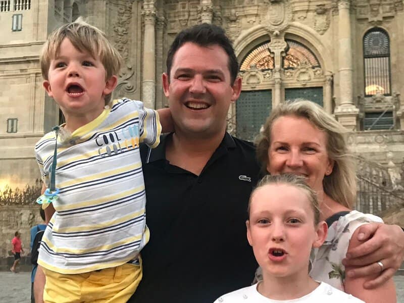 family_walking_on_the_camino_frances-min-2