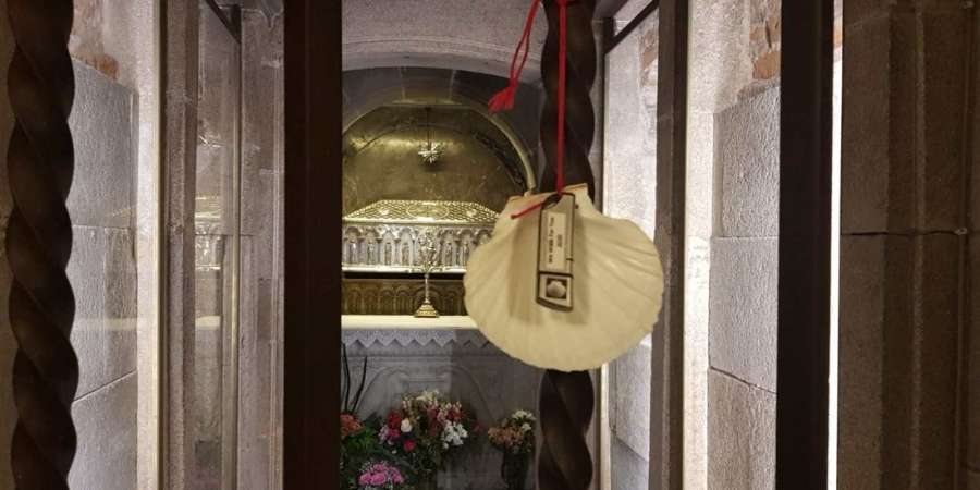 scallop-shell-at-tomb-of-st-james-cathedral-of-santiago-de-compostela