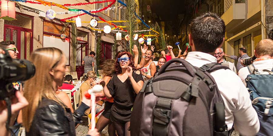 festival-atmosphere-nightlife-in-porto-caminoways