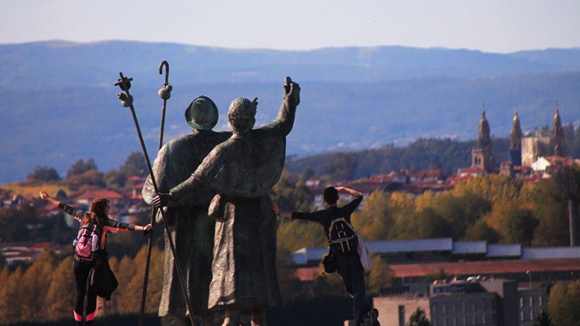 Statue of pilgrims on the Camino